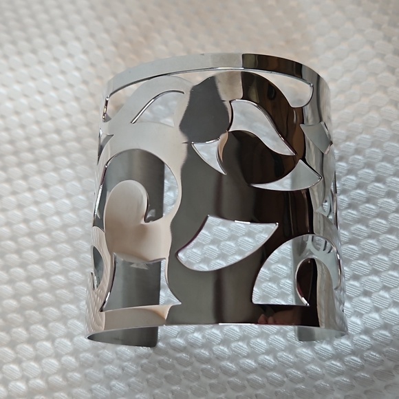 Brilho Silver Cutout Cuff Bracelet - Picture 4 of 6